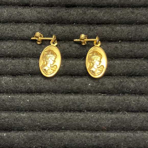 18K Saudi Gold Dangling Oval Shaped Earrings - Picture 4 of 4